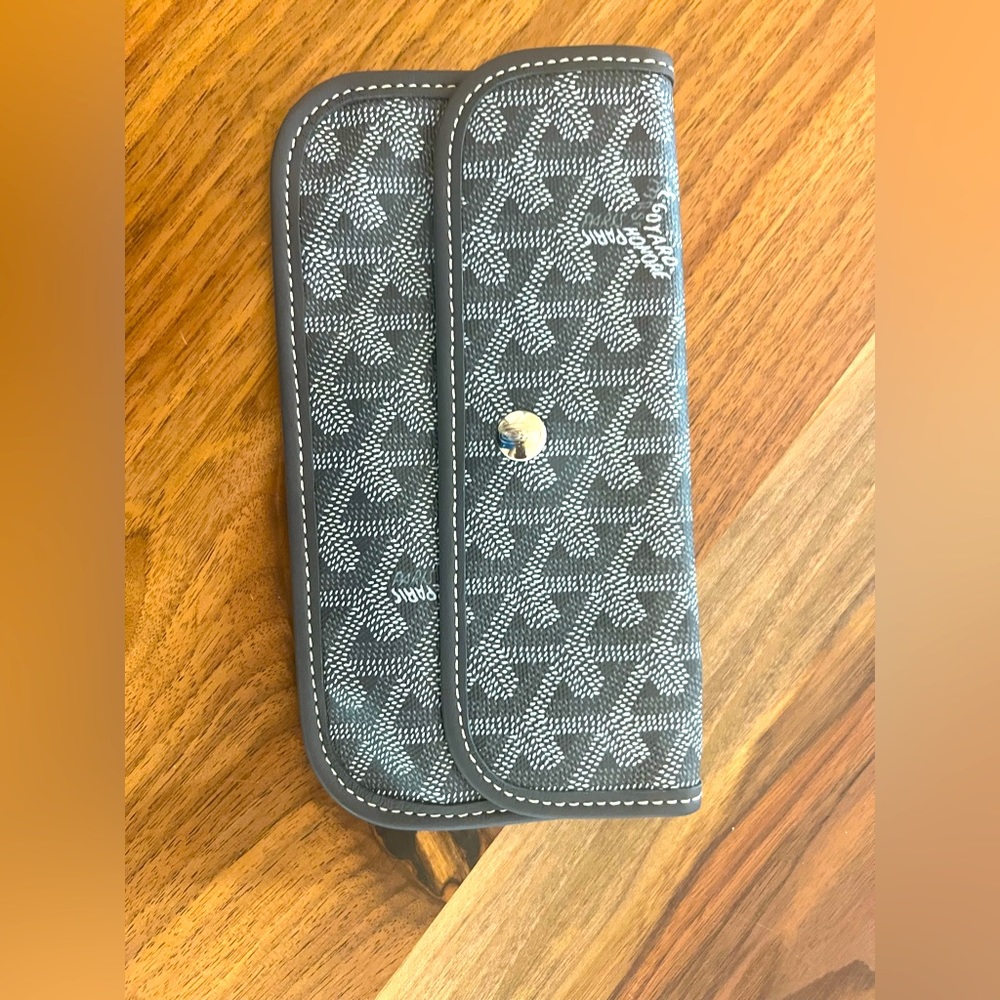 Goyard pouch in gray. Authentic